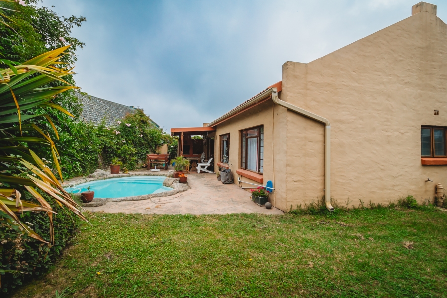 4 Bedroom Property for Sale in Bodorp Western Cape